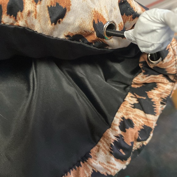 AKIRA NWT ANIMAL PRINT WOVEN SOFT POCKETS PUFFER VEST - Picture 7 of 7